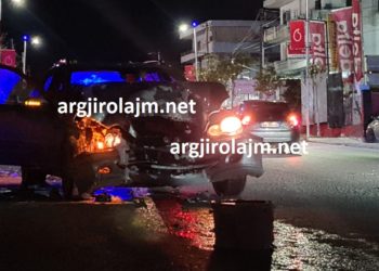 Po fuste kovat me bojë në makinë, i riu përplaset nga një mjet tjetër. Pamjet e aksidentit në Sarandë (VIDEO)