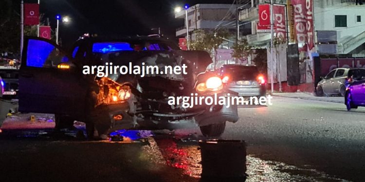 Po fuste kovat me bojë në makinë, i riu përplaset nga një mjet tjetër. Pamjet e aksidentit në Sarandë (VIDEO)