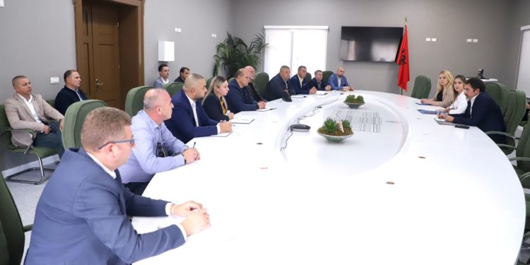 Çuçi mbledh drejtuesit e IKMT: Nisni shembjen e ndërtimeve që nuk legalizohen