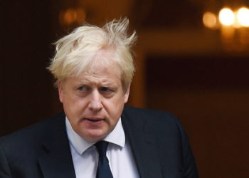 Johnson fton britanikët të marrin dozën e tretë të vaksinës kundër COVID-19