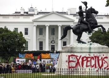 Protestuesit futen me dhunë në godinën e Departamentit të Punëve të Brendshme, mbi 100 të arrestuar