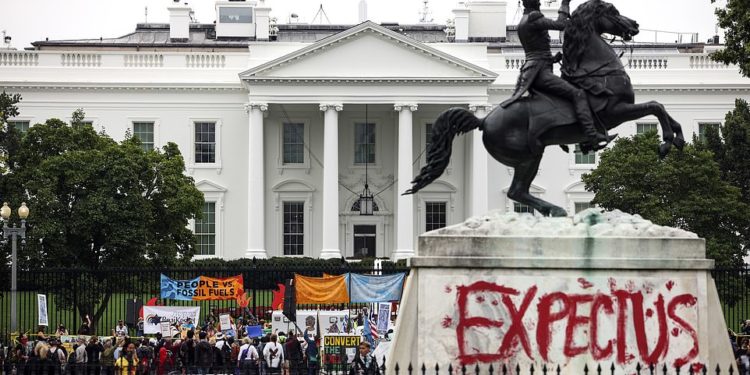 Protestuesit futen me dhunë në godinën e Departamentit të Punëve të Brendshme, mbi 100 të arrestuar