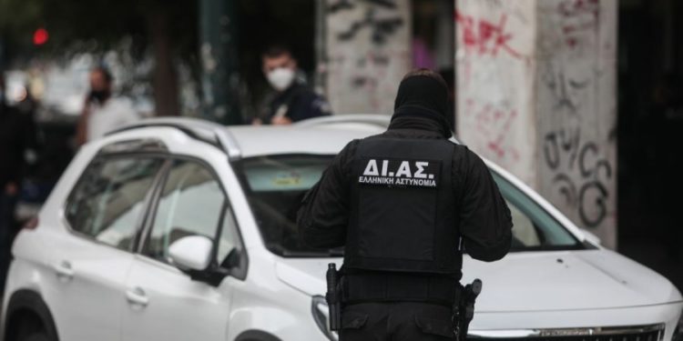 Skena si nëpër filma/ 35-vjeçari nga Saranda qëllohet nga policia në Athinë. Tentoi të largohej me makinën që i grabiti një gruaje