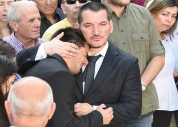 Pirro Dhima në Himarë, i jep lamtumirën e fundit nënës (VIDEO)