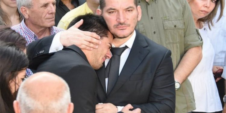 Pirro Dhima në Himarë, i jep lamtumirën e fundit nënës (VIDEO)