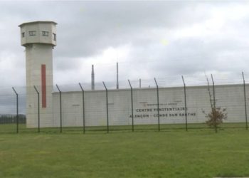 Merren peng dy gardianë në një burg në Francë