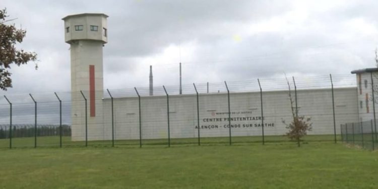 Merren peng dy gardianë në një burg në Francë