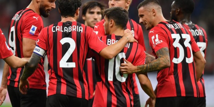Çfarë po ndodh tek Milan? PSG, Barcelona dhe Liverpool në sulm për liderin e mesfushës së “djallit”…