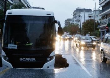 Stuhi dhe mot ekstrem/ Hapet gropa në mes të rrugës në Selanik dhe “përpin” autobusin