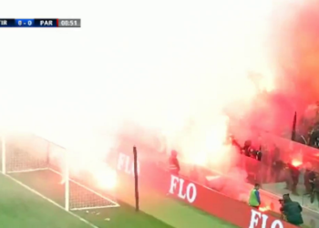 Tirana-Partizani/ Derbi ndalet që në nisje, tifozët hedhin flakadanë në fushë