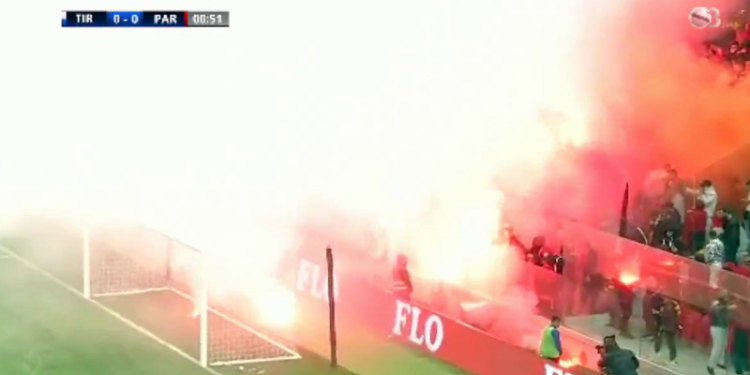 Tirana-Partizani/ Derbi ndalet që në nisje, tifozët hedhin flakadanë në fushë