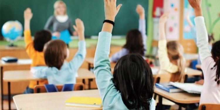 Lista e ushqimeve “të ndaluara”/Ministria merr vendimin: Nuk ka më çokollata dhe patatina në shkolla