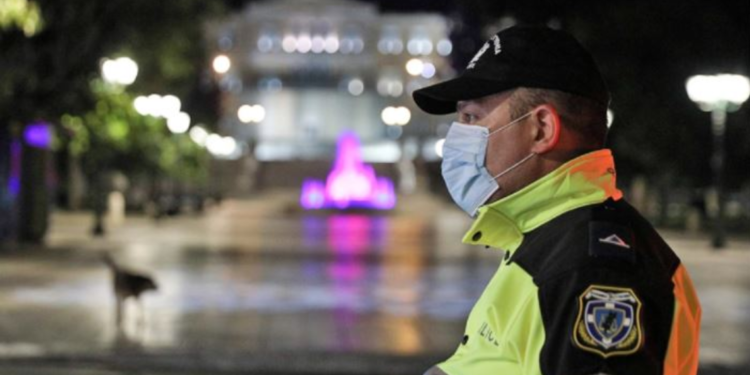 Nata e parë e lirisë totale për të vaksinuarit në Greqi, fillojnë kontrollet e skanimet për të tjerët