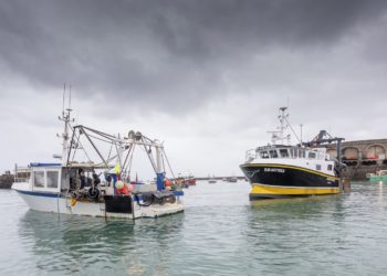 Tensioni me Francën për peshkimin/ Britania vendos dy anije ushtarake në gjendje gatishmërie