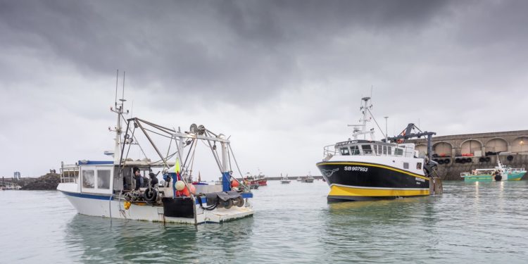 Tensioni me Francën për peshkimin/ Britania vendos dy anije ushtarake në gjendje gatishmërie