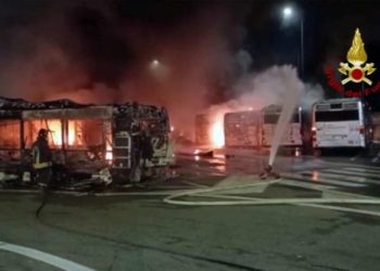 Zjarr në një stacion të Romës, digjen të paktën 30 autobusë