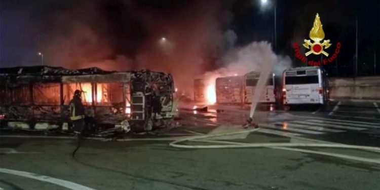 Zjarr në një stacion të Romës, digjen të paktën 30 autobusë