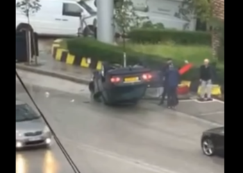 Aksident i frikshëm në Sarandë, shoferi shpëton mrekullisht pas përmbysjes së makinës në rrugë (VIDEO)