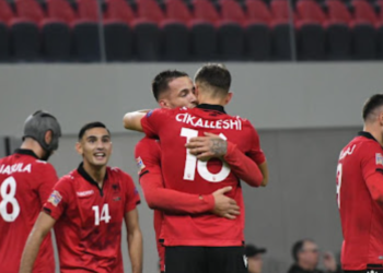 Ndeshja me Poloninë, infektohet me Covid sulmuesi i Kombëtares