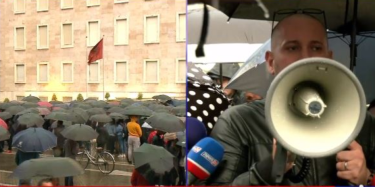 Protesta për çmimet, aktori Florian Binaj: Artistët të mblidhen këtu, nuk u bien ndjekësat në Instagram nëse ngrenë zërin