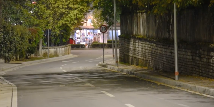 “Flasim me punë, jo me llafe që i merr era”, si duket sot rruga “Zeman Haska” në Gjirokastër (VIDEO)
