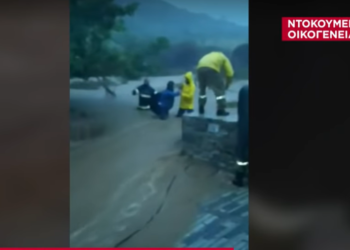Pamje dramatike në Greqi, me litar mes ujit të rrëmbyer, momenti kur shpëtohet familja (VIDEO)