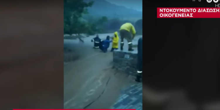Pamje dramatike në Greqi, me litar mes ujit të rrëmbyer, momenti kur shpëtohet familja (VIDEO)
