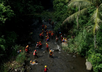 11 nxënës humbin jetën gjatë ekskursionit në brigjet e lumit në Indonezi