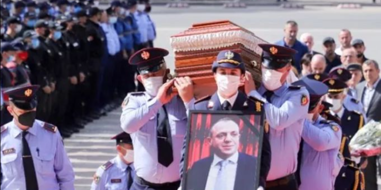“S’jemi engjëj, as të përkryer. Na respektoni sa jemi gjallë…”, mesazhi i veçantë i zëdhënësit të Policisë së Shtetit