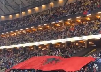 Video mocionuese, tifozët e Kosovës shpalosin flamurin kuqezi në stadiumin e Suedisë