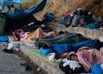 Organizatat: Greqia po i lë refugjatët pa ushqim