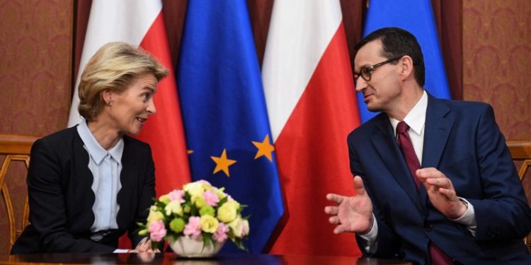 Përplasje në Parlamentin Europian/ Kryeministri polak akuza ndaj BE: Po tejkalon fuqinë që ka. Von der Leyen: Po minoni vlerat tona