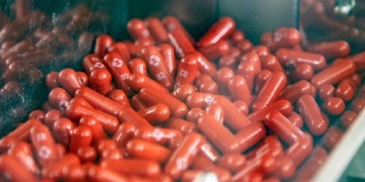 Pilula kundër Covid-19 funksionon/ Kompania farmaceutike: U përgjysmuan shtrimet në spital