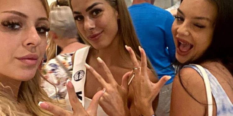 Bënë foto me tre gishta lart, Miss Shqipëria dhe Miss Kosova futen në kurth: Nuk e dinim që ky ishte simbol serb
