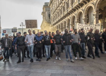 Përshkallëzohen protestat kundër “Green Pass” në Itali/ Mbi 10 mijë qytetarë mbushin rrugët e Milanos, 16 të arrestuar
