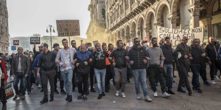 Përshkallëzohen protestat kundër “Green Pass” në Itali/ Mbi 10 mijë qytetarë mbushin rrugët e Milanos, 16 të arrestuar