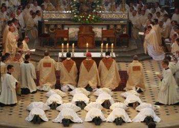 Skandal në Kishën Katolike në Francë/ Mbi 3 mijë priftërinj të akuzuar për abuzime seksuale