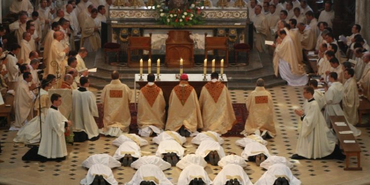 Skandal në Kishën Katolike në Francë/ Mbi 3 mijë priftërinj të akuzuar për abuzime seksuale