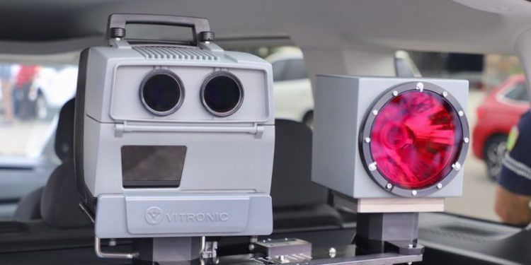 “Tmerri” i shoferëve në rrugët e Shqipërisë, kjo është pajisja inteligjente që pret gjoba kur shkelni rregullat e qarkullimit (VIDEO)