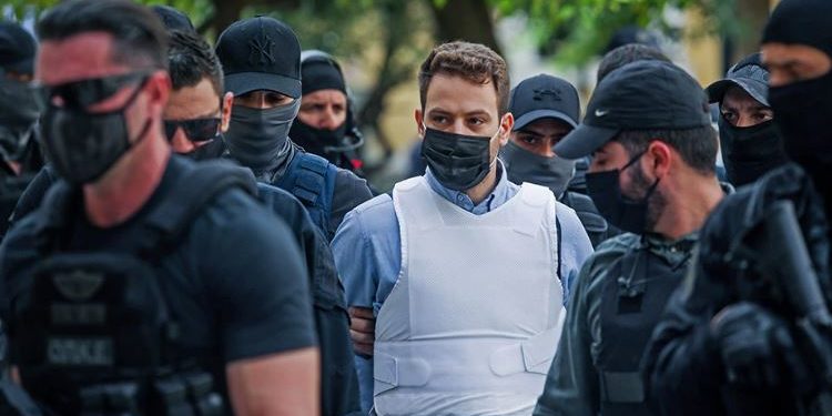 Shkruan gjatë gjithë kohës dhe nuk pranon të takojë njeri, orët në qeli të pilotit që shokoi Greqinë