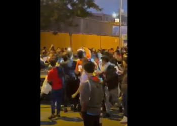 Video/ Humbja ndaj Realit, tifozët e Barcelonës i sulen makinës së trajnerit Koeman