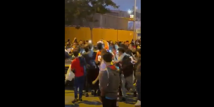 Video/ Humbja ndaj Realit, tifozët e Barcelonës i sulen makinës së trajnerit Koeman