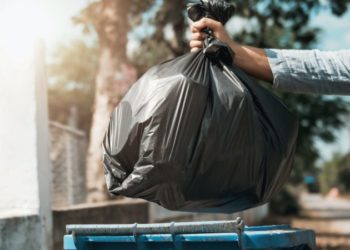 Çudi shqiptare: Fshehu 66 mijë euro në qeset e lodrave, por iu zhdukën për 45 minuta. Ndoshta përfunduan në plehëra!