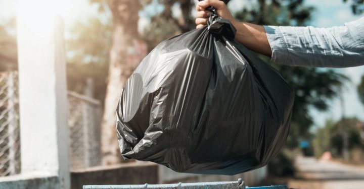 Çudi shqiptare: Fshehu 66 mijë euro në qeset e lodrave, por iu zhdukën për 45 minuta. Ndoshta përfunduan në plehëra!