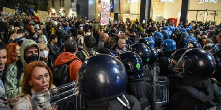 Kundër certifikatës së vaksinimit, mijëra protestues mblidhen në sheshet e Italisë