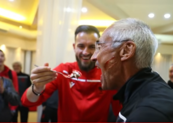 Video/ Torta speciale për ditëlindjen e trajnerit Reja