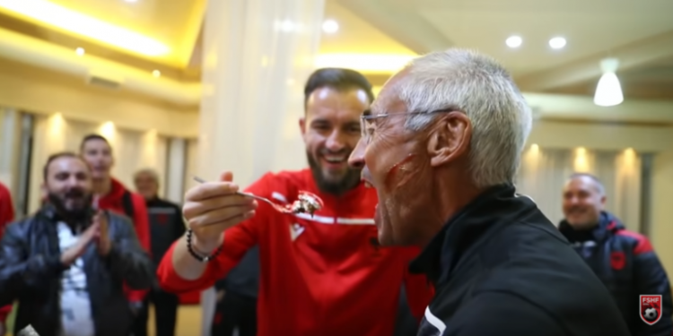 Video/ Torta speciale për ditëlindjen e trajnerit Reja