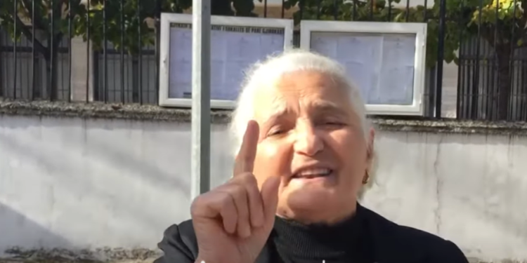 Vrasja në Memaliaj, nëna e Alket Muhajt akuza për gjyqtaren Blerta Çibuku: Me vendimin e saj vrau edhe zemrën e një nëne (VIDEO)