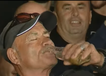 Demokrati ngre dolli për Berishën dhe mallkon Bashën: Haram e paç mundimin tim, u plevitosa në çadër për ty