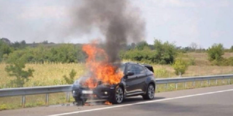 “Benz”-i merr flakë në ecje e sipër